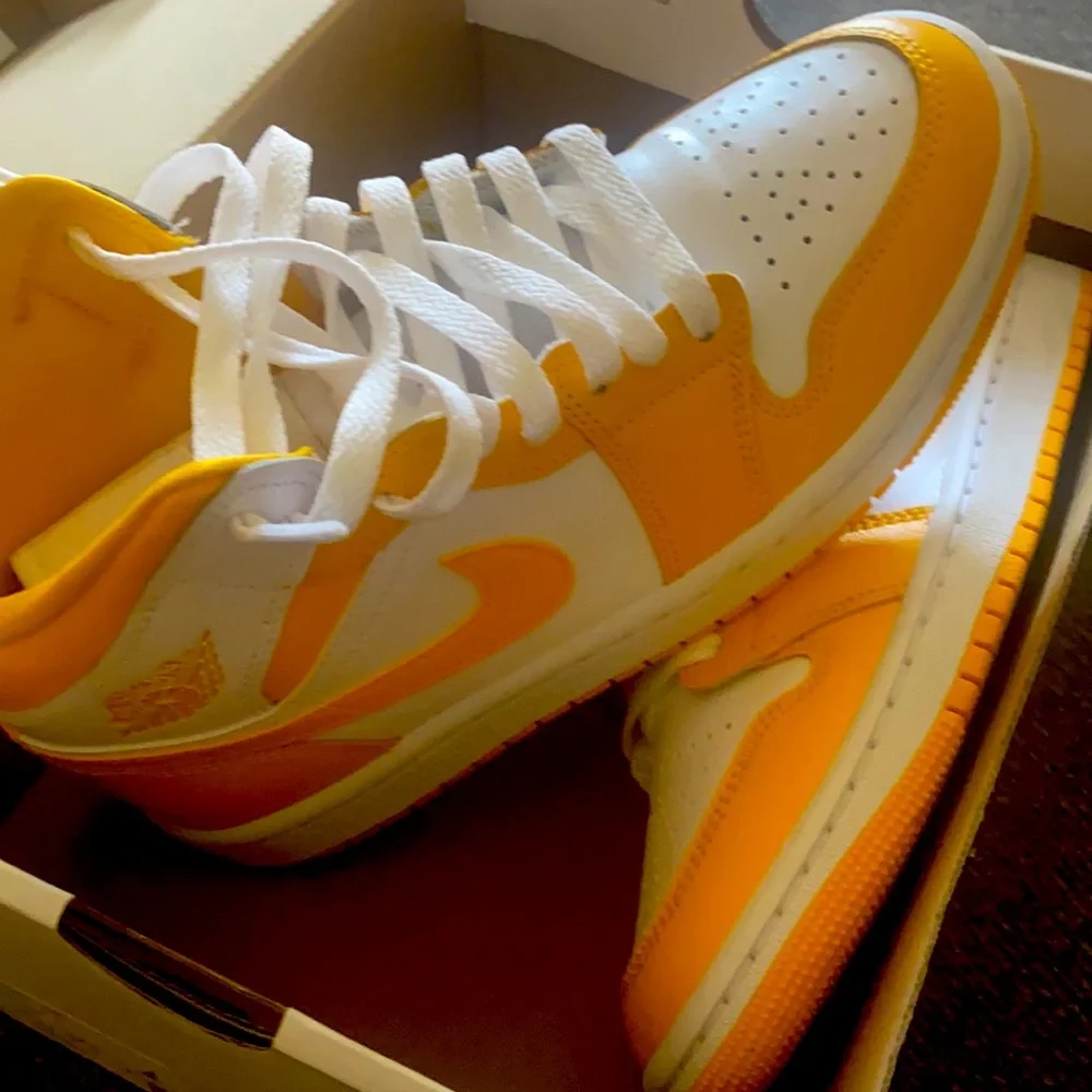 WMNS AIR JORDAN 1 MID - Picture 2 of 4